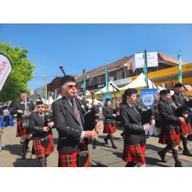 Scottish pipe band in the Granny Smith parade, 2023