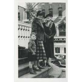 Jim Hull, Amy Hull (nee Stanbury) & Dolly Stanbury in Sydney