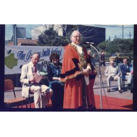 Mayor Mick Lardelli speaking, Granny Smith Festival, 1987