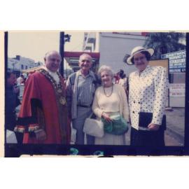Mayor Mick Lardelli with unknown people, Granny Smith Festival
