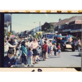 TWT classic car and crowds, Granny Smith Festival parade