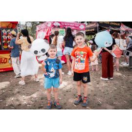 Granny Smith Festival 2025: children enjoying a sugary fairy floss treat