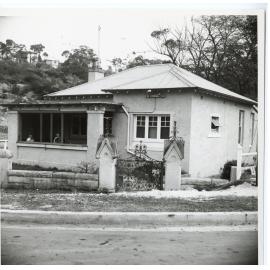"Parkvale" Pound keeper's cottage, Pittwater Road, 18.5.1965  : side of house